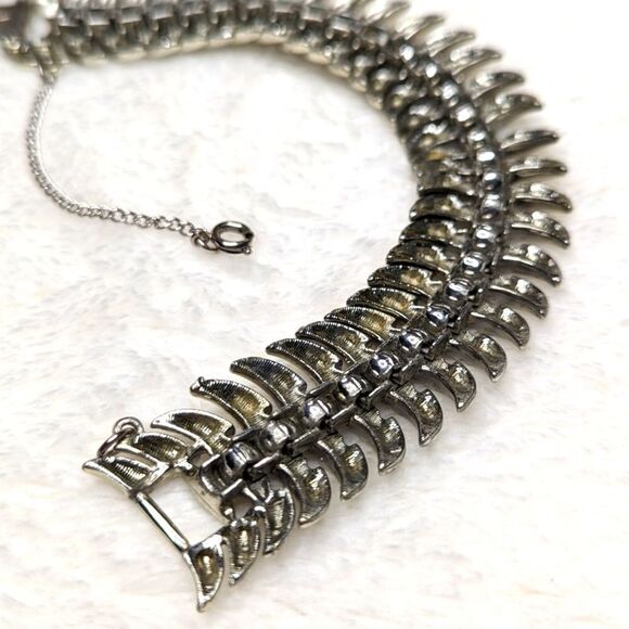 Vintage 50's Coro Silvertone Steer Horn Bracelet with Safety Chain. - Picture 9 of 12